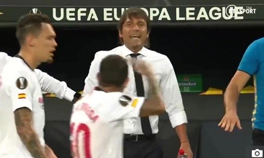 Banegar có hành động giễu cợt mái tóc của Conte, khiến ông đùng đùng nổi giận. Ảnh: BT.