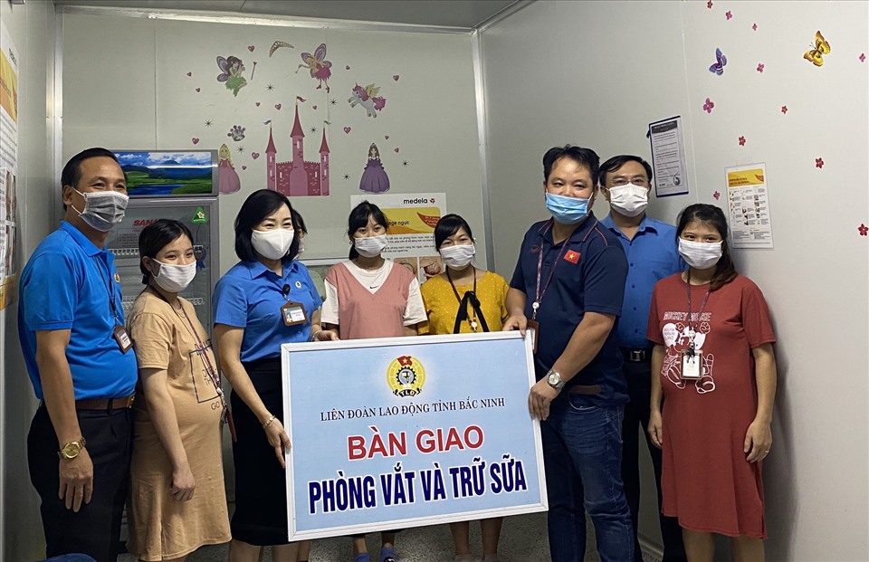 Lãnh đạo Liên đoàn Lao động tỉnh Bắc Ninh bàn giao phòng vắt và trữ sữa tới doanh nghiệp. Ảnh: Lâm Mây.