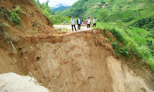 Mưa lũ gây sạt lở đất ảnh hưởng giao thông nghiêm trọng tại Lào Cai. Ảnh: Quảng Văn Việt