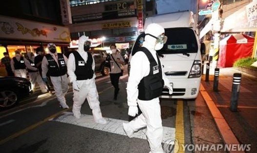 Cảnh sát tiến về nhà thờ Sarang Jeil ở Seoul, Hàn Quốc hôm 21.8 để tìm kiếm và thu giữ tài liệu liên quan. Ảnh: Yonhap.