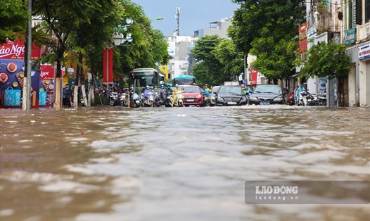 Nhiều đoạn ngập sâu trên đường Nguyễn Thái Học khiến xe cộ không thể đi qua gây nên tình trạng ùn tắc kéo dài. Ảnh Minh Thành.
