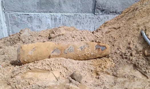 Quả bom được người dân phát hiện khi đào móng xây nhà ở Quảng Nam. Ảnh: Thanh Ba