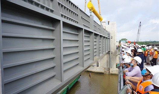 Cửa văn ngăn triều nặng 230 tấn được lắp thành công vào trụ pin cống ngăn triều Cây Khô.  Ảnh: Minh Quân