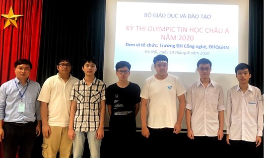 Đội tuyển Olympic tin học của Việt Nam thi trực tuyến tại Trường Đại học Công nghệ, Đại học Quốc gia Hà Nội.