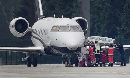 Cáng từ máy bay chở thủ lĩnh đối lập Nga Alexei Navalny tại sân bay  Tegel ở Berlin, Đức. Ảnh: AP.