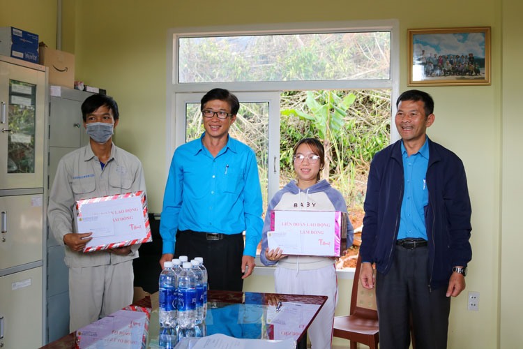 Ông Lê Ngọc Phúc - Phó Chủ tịch LĐLĐ tỉnh (giữa) thăm và tặng quà cho người lao động bị ảnh hưởng do COVID-19. Ảnh Thanh Loan