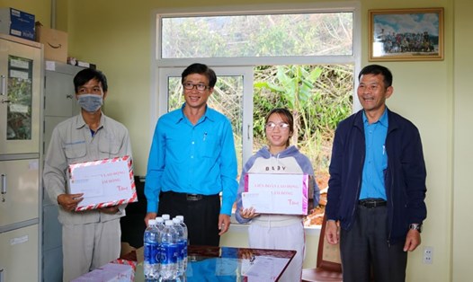Ông Lê Ngọc Phúc - Phó Chủ tịch LĐLĐ tỉnh (giữa) thăm và tặng quà cho người lao động bị ảnh hưởng do COVID-19. Ảnh Thanh Loan