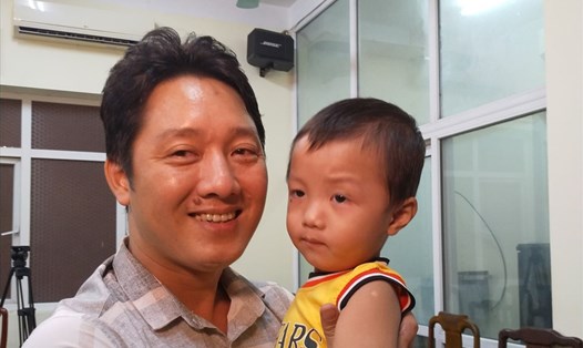 Anh Nguyễn Văn Hưng vui mừng khi nhận lại con trai sau hơn 1 ngày mất tích. Ảnh: Phạm Đông