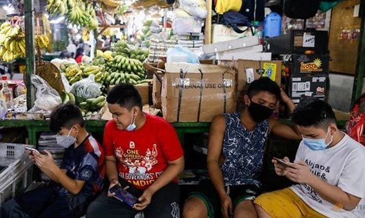 Trẻ em đeo khẩu trang chống dịch COVID-19 tại thành phố Quezon ở vùng Thủ đô Manila, Philippines. Ảnh: Reuters