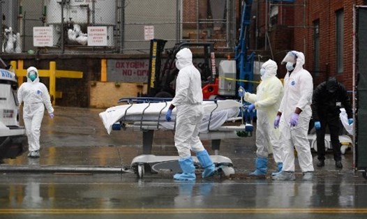 Nhân viên y tế chuyển một bệnh nhân COVID-19 đã qua đời lên một xe tải đông lạnh tại Trung tâm Bệnh viện Brooklyn ở thành phố New York, Mỹ. Ảnh: AFP