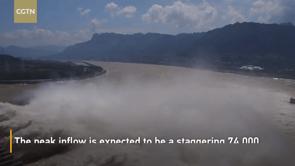 Đập Tam Hiệp xả lũ trước khi sông Dương Tử đón đỉnh lũ số 5. Ảnh: CGTN