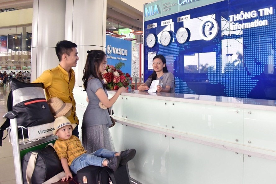 Nhân viên Giải đáp thông tin Cảng Hàng không quốc tế Nội Bài luôn tươi cười khi hướng dẫn hành khách làm thủ tục. Ảnh: QUỐC THẾ