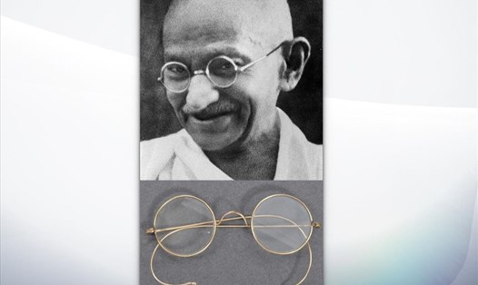 Cặp kính mạ vàng của lãnh tụ Ấn Độ Mahatma Gandhi được bán với giá 260.000 bảng Anh. Ảnh: Sky News