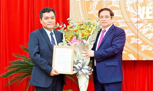 Trưởng Ban Tổ chức Trung ương Phạm Minh Chính trao quyết định và chúc mừng ông Hồ Văn Niên. Ảnh Ngọc Anh