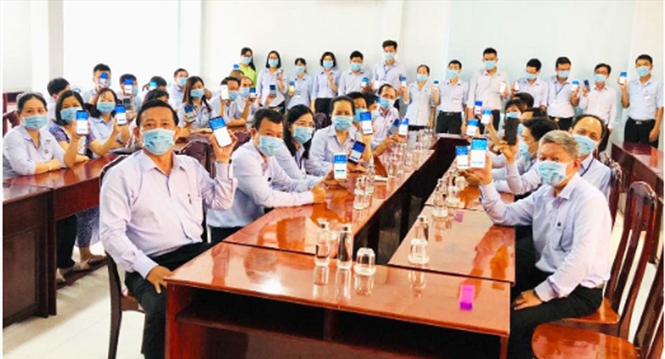 CNVCLĐ tỉnh Lon g An hưởng ứng cài đặt Bluezone phòng chống dịch bệnh Covid-19. Ảnh: K.Q