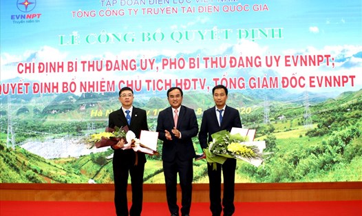 Ông Dương Quang Thành - Bí thư Đảng ủy, Chủ tịch HĐTV EVN trao Quyết định và tặng hoa chúc mừng ông Nguyễn Tuấn Tùng và ông Phạm Lê Phú. Ảnh: EVNNPT