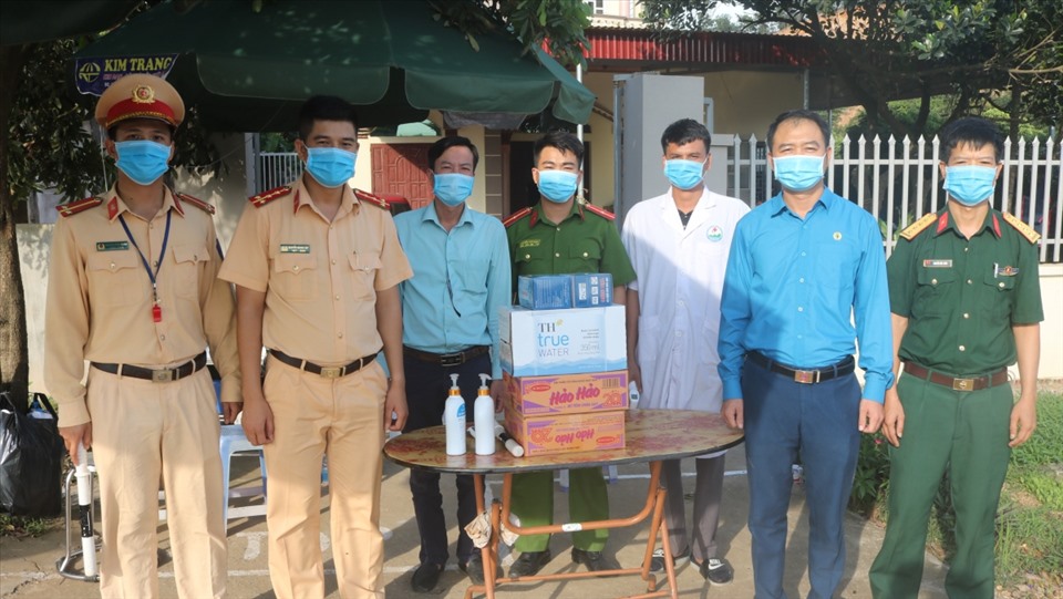 Lãnh đạo Liên đoàn Lao động huyện tặng quà cán bộ, chiến sĩ, nhân viên y tế thực hiện nhiệm vụ chốt kiểm soát dịch bệnh COVID-19. Ảnh: Lục Nam.