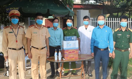 Lãnh đạo Liên đoàn Lao động huyện tặng quà cán bộ, chiến sĩ, nhân viên y tế thực hiện nhiệm vụ chốt kiểm soát dịch bệnh COVID-19. Ảnh: Lục Nam.