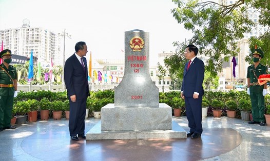 Phó Thủ tướng, Bộ trưởng Ngoại giao Phạm Bình Minh và Ủy viên Quốc vụ, Bộ trưởng Ngoại giao Trung Quốc Vương Nghị tham quan cột mốc 1369 tại Việt Nam. Ảnh: Bộ Ngoại giao
