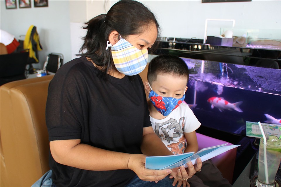 Chị Nguyễn Thị Bội Ngọc lo lắng vì gián đoạn KT3 nên con không có tên trong danh sách vào lớp 1 trường công lập. Ảnh: Anh Nhàn