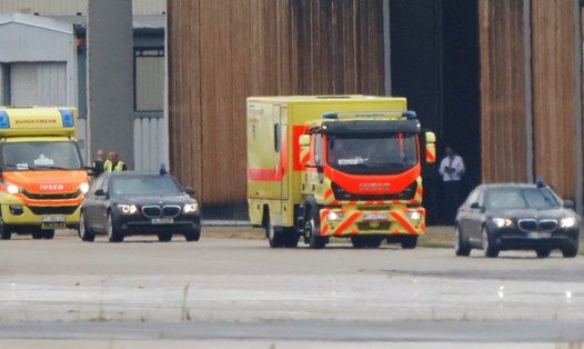 Đoàn xe hộ tống Alexei Navalny đến bệnh viện ở Berlin, Đức, ngày 22.8. Ảnh: Reuters