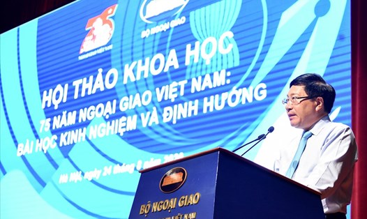 Phó Thủ tướng, Bộ trưởng Ngoại giao Phạm Bình Minh phát biểu tại hội thảo sáng 24.8. Ảnh: Nhật Hạ.