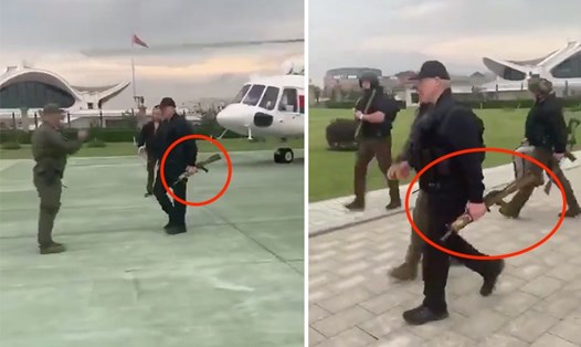 Tổng thống Belarus Alexander Lukashenko cầm súng trường. Ảnh cắt từ video