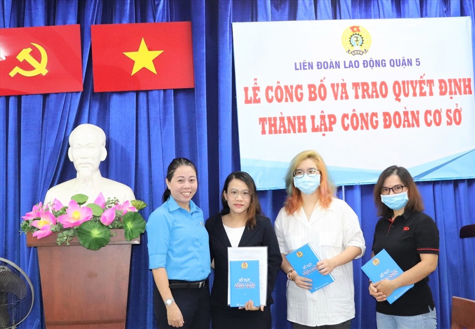 Đại diện LĐLĐ Quận 5 trao quyết định thành lập công đoàn cơ sở. Ảnh Đức Long