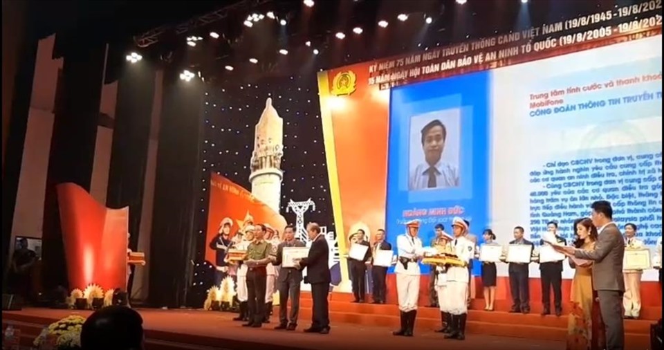 Anh Hoàng Minh Đức nhận Bằng khen do đồng chí Trương Hoà Bình, Uỷ viên Bộ Chính trị, Phó Thủ tướng Thường trực Chính phủ và Thiếu tướng Trần Quốc Tỏ - Uỷ viên Trung ương Đảng, Thứ trưởng Bộ Công an trao tặng. Ảnh: CĐ MobiFone