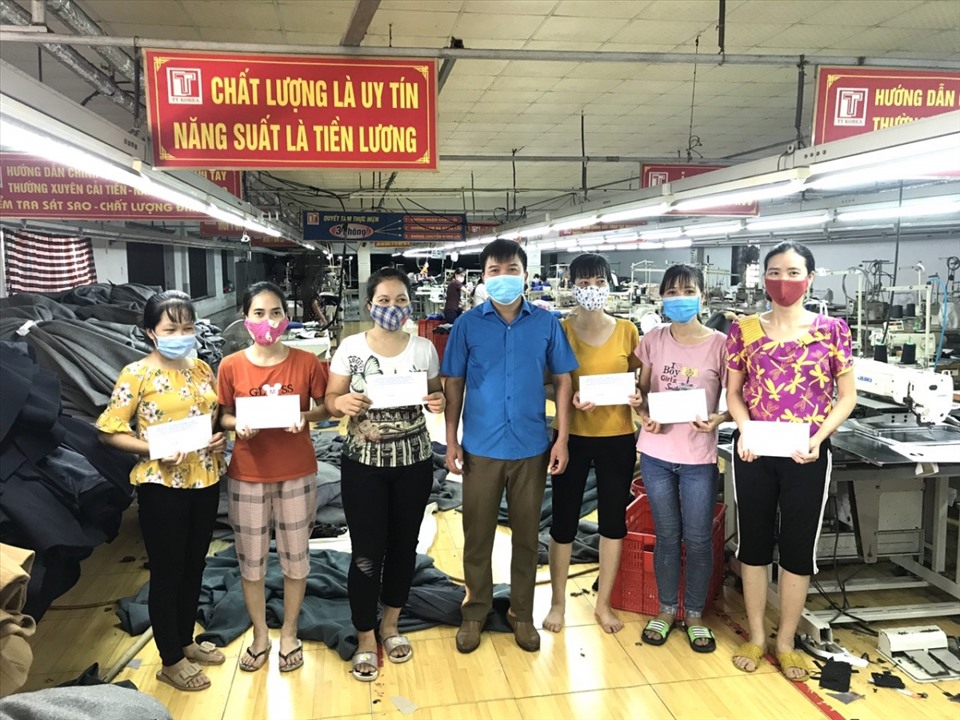 Liên đoàn Lao động huyện Tân Yên hỗ trợ người lao động gặp khó khăn. Ảnh: Nguyễn Thị Mơ.