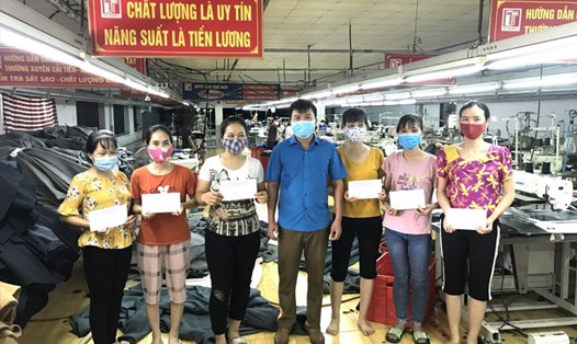 Liên đoàn Lao động huyện Tân Yên hỗ trợ người lao động gặp khó khăn. Ảnh: Nguyễn Thị Mơ.