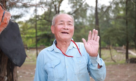 Chân dung cựu binh Nguyễn Lán (SN 1930), người miệt mài lập "vành đai xanh" bảo vệ ngư dân. Ảnh: Trần Tuyên