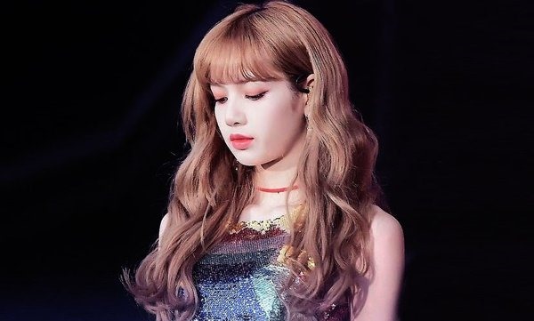 Lisa: Hãy xem hình Lisa để thấy được vẻ đẹp ngọt ngào và thánh thiện của cô ấy. Với phong cách trang điểm tinh tế và nụ cười tươi như hoa, Lisa là một trong những nghệ sĩ nổi tiếng hàng đầu của Hàn Quốc.