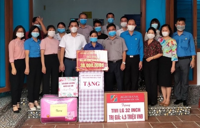 Bàn giao Mái ấm Công đoàn. Ảnh: LĐLĐ HN