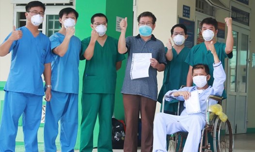 Bệnh nhân COVID-19 thoát cửa tử ở Đà Nẵng chính thức xuất viện. Ảnh: Thuỳ Trang