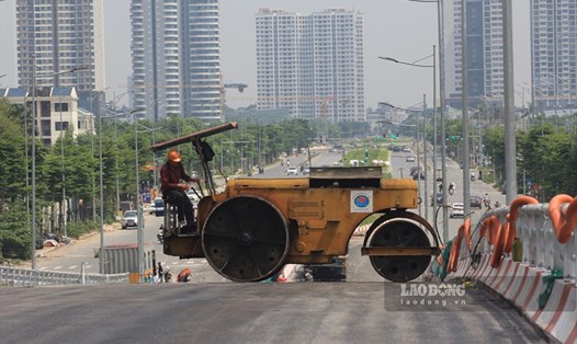 Cầu vượt nút giao Hoàng Quốc Việt - Nguyễn Văn Huyên sắp hoàn thiện đưa vào sử dụng. Ảnh Vương Nguyên