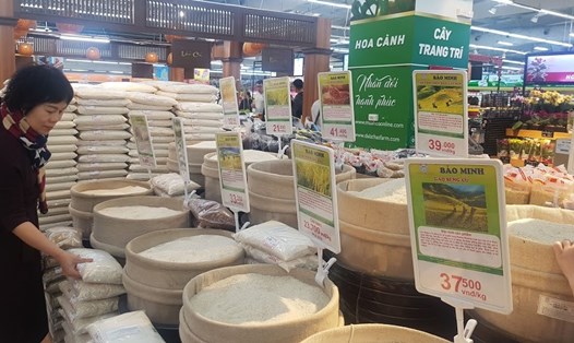 Hiện tại, giá gạo trong nước cũng ở mức cao, tăng 200-300 đồng so với tuần trước. Ảnh: Vũ Long