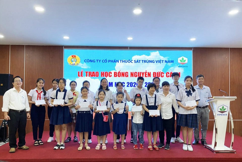 Công đoàn VIPESCO trao học bổng Nguyễn Đức Cảnh cho con đoàn viên học giỏi. Ảnh: Xuân Tùng