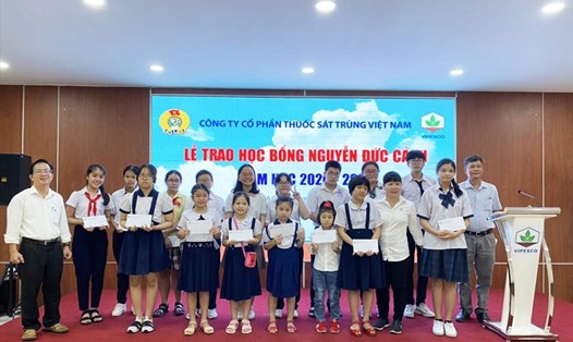 Công đoàn VIPESCO trao học bổng Nguyễn Đức Cảnh cho con đoàn viên học giỏi. Ảnh: Xuân Tùng