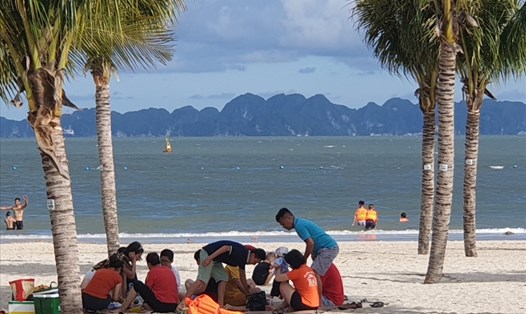 Du khách tổ chức ăn uống trên bãi biển Bãi Cháy. Ảnh: Nguyễn Hùng