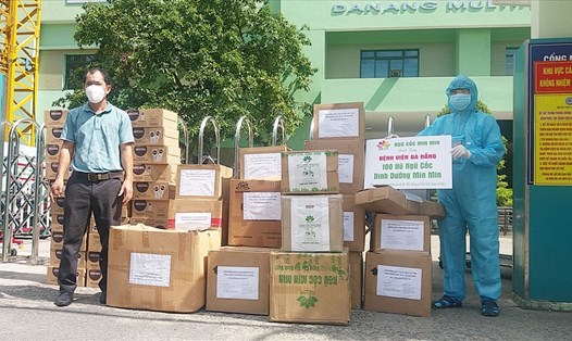 Quỹ Tấm lòng vàng Lao Động chuyển hàng, vật tư y tế hỗ trợ Bệnh viện Đà Nẵng.