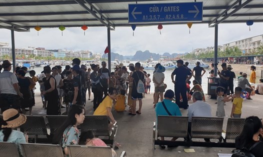 Du khách đợi tàu tham quan vịnh Hạ Long tại Cảng Tuần Châu. Ảnh: Nguyễn Hùng