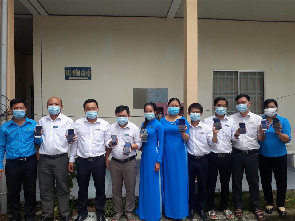 Lãnh đạo LĐLĐ huyện Long Mỹ kiểm tra cài ứng dụng Bluezone tại CĐCS tòa án. Ảnh: Hoài Phúc