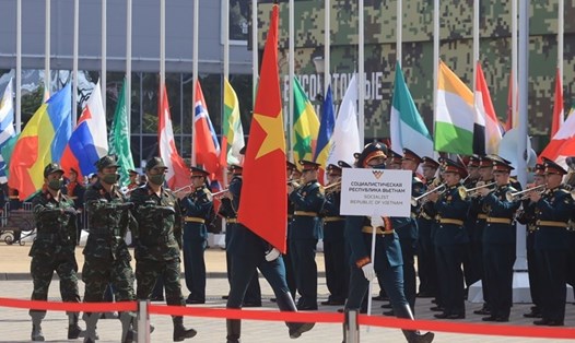 Đội tăng Biathlon Việt Nam diễu hành quan khán đài trong lễ khai mạc Hội thao. Ảnh: TTXVN