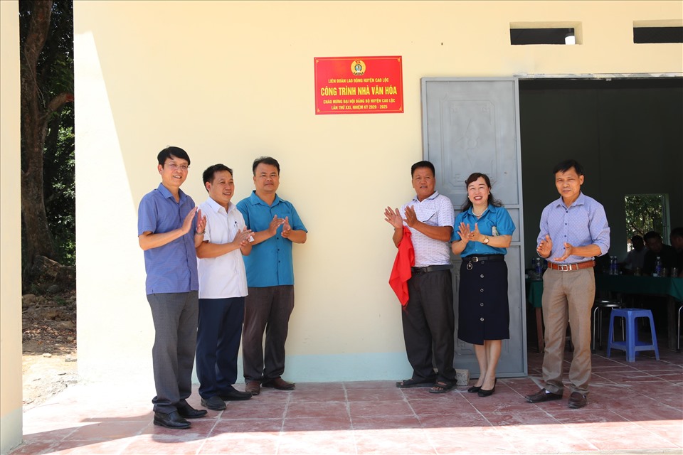 Lãnh đạo LĐLĐ huyện dự Lễ khánh thành, ban giao và gắn biển công trình chào mừng Đại hội Đảng bộ huyện lần thứ XXI. Ảnh: Văn Huân