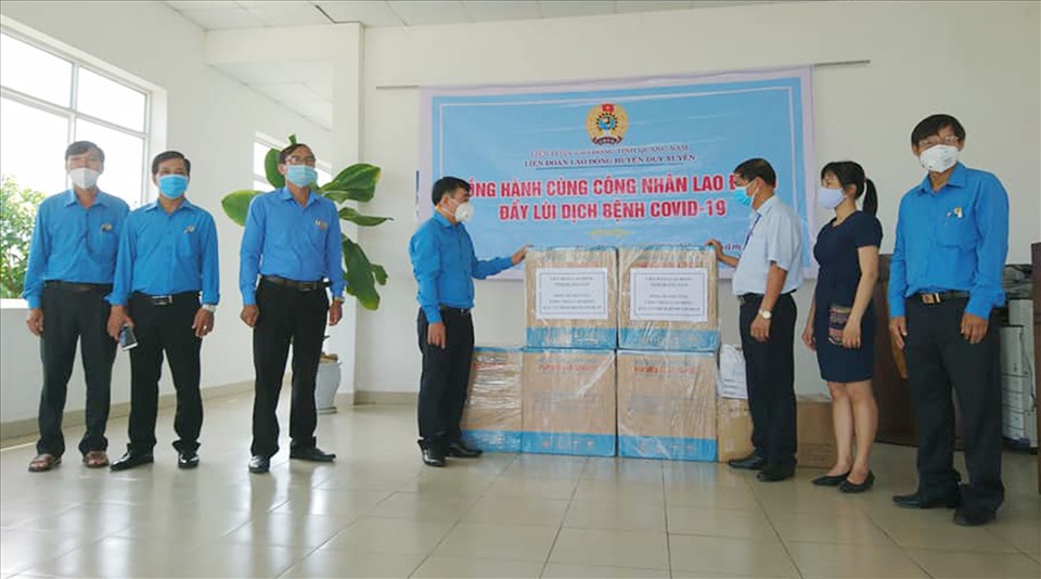 LĐLĐ tỉnh Quảng Nam trao khẩu trang hỗ trợ CNLĐ chống dịch COVID-19.