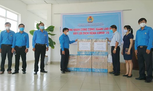 LĐLĐ tỉnh Quảng Nam trao khẩu trang hỗ trợ CNLĐ chống dịch COVID-19.