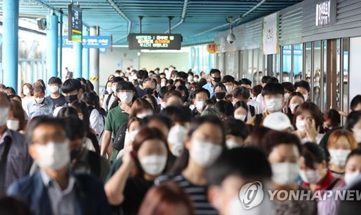 Hành khách đeo khẩu trang để ngăn ngừa COVID-19 tại ga Sindorim, phía tây nam thủ đô Seoul, ngày 18.8. Ảnh: Yonhap