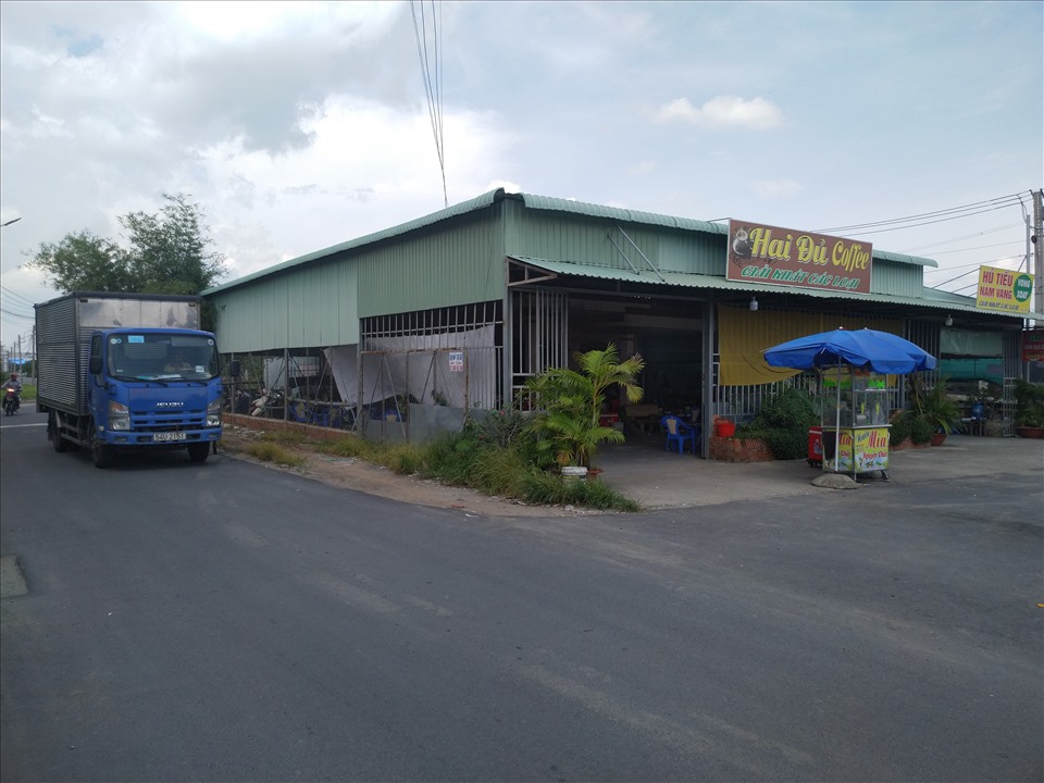 Ngôi nhà nằm giữa đường vào khu công nghiệp. Ảnh: K.Q