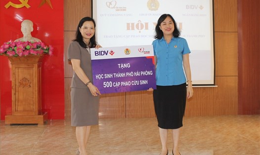 Đại diện nhà tài trợ Ngân hàng BIDV trao 500 cặp phao cứu sinh tặng con CNLĐ trên địa bàn TP.Hải Phòng. Ảnh MD